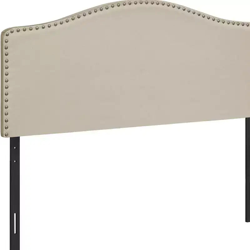 Cabecero arqueado completo tapizado en mezcla de lino beige, con ribete de tachuelas