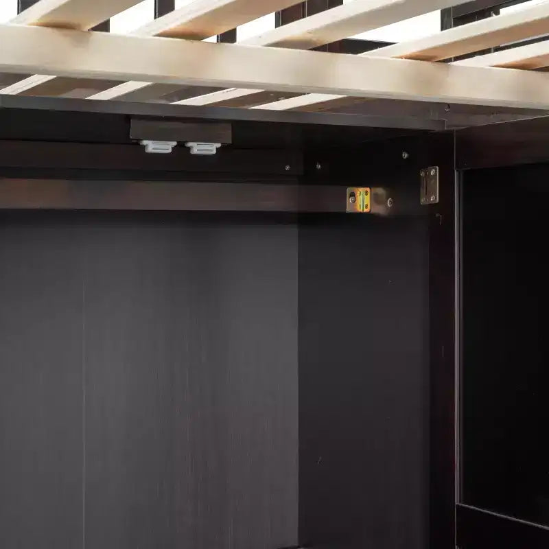 Hochbett für eine Matratze in Größe Full mit Kleiderschrank und integriertem Schreibtisch, Hochbettgestell aus Massivholz mit Treppe und Bücherregal für Kinder