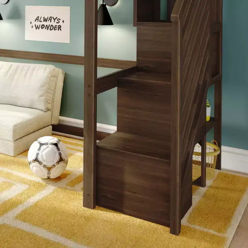 Klassisches Hochbett für zwei mit Treppe