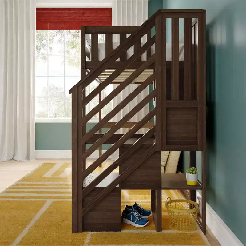 Klassisches Hochbett für zwei mit Treppe