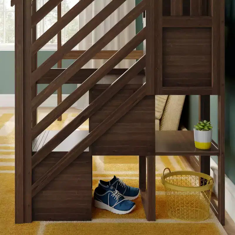 Klassisches Hochbett für zwei mit Treppe