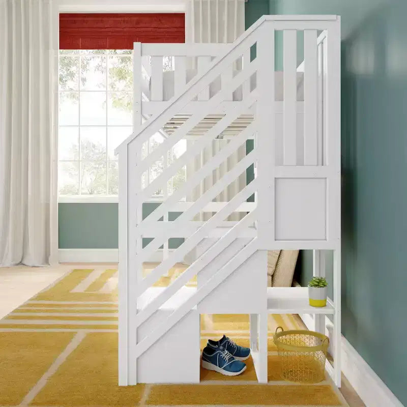 Klassisches Hochbett für zwei mit Treppe