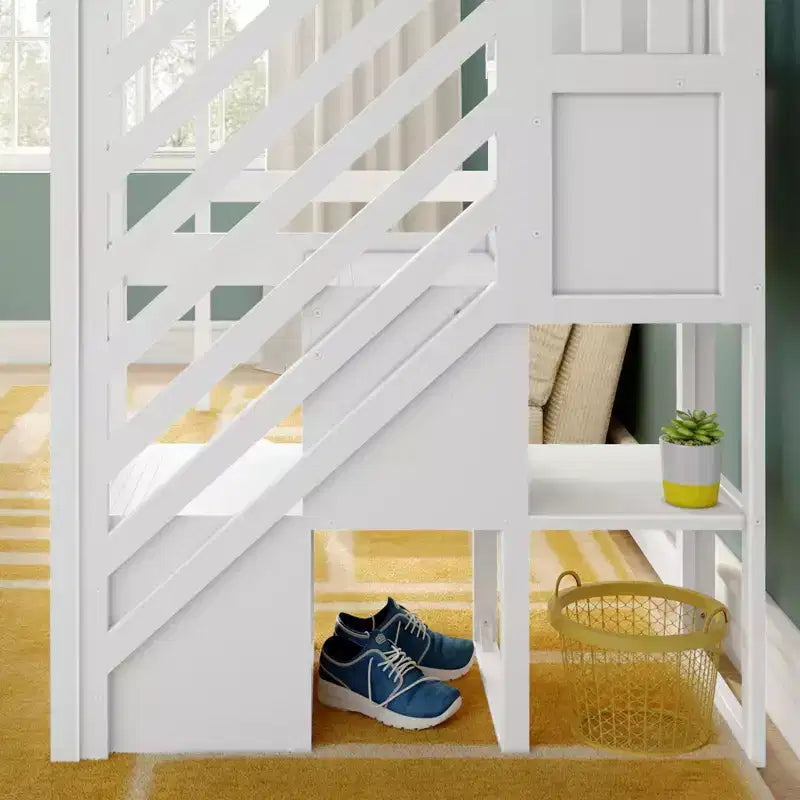 Klassisches Hochbett für zwei mit Treppe