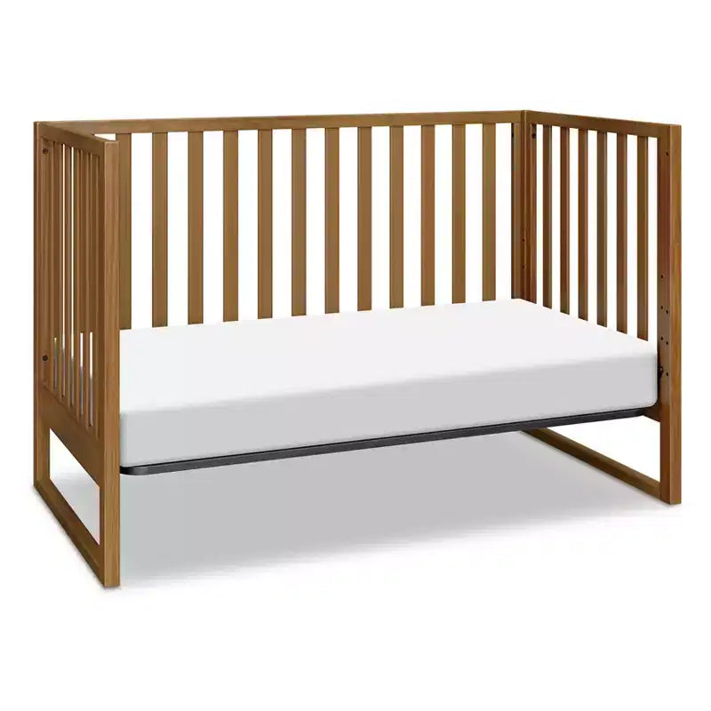 Modernes Babybett aus natürlichem Holz, sicheres Gitterbett fürs Babyzimmer