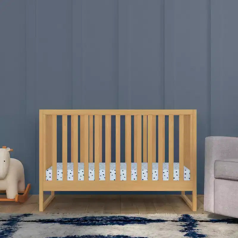 Modernes Babybett aus natürlichem Holz, sicheres Gitterbett fürs Babyzimmer