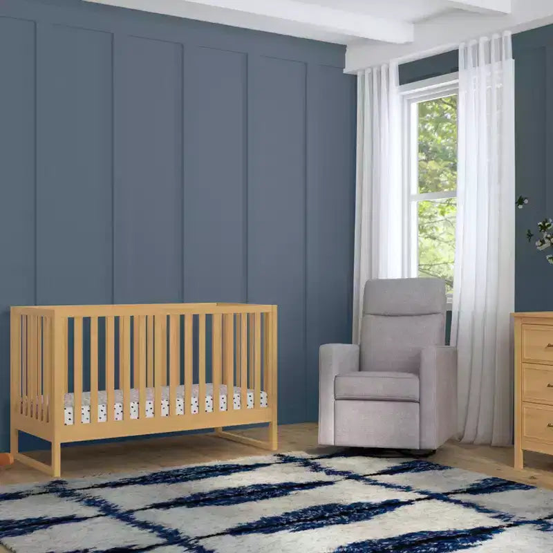 Modernes Babybett aus natürlichem Holz, sicheres Gitterbett fürs Babyzimmer