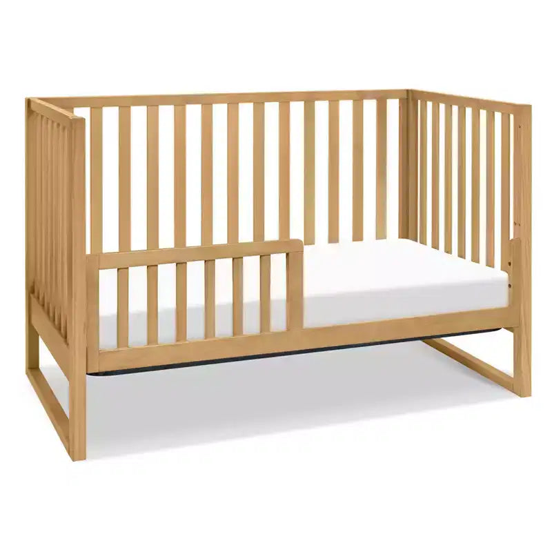 Modernes Babybett aus natürlichem Holz, sicheres Gitterbett fürs Babyzimmer