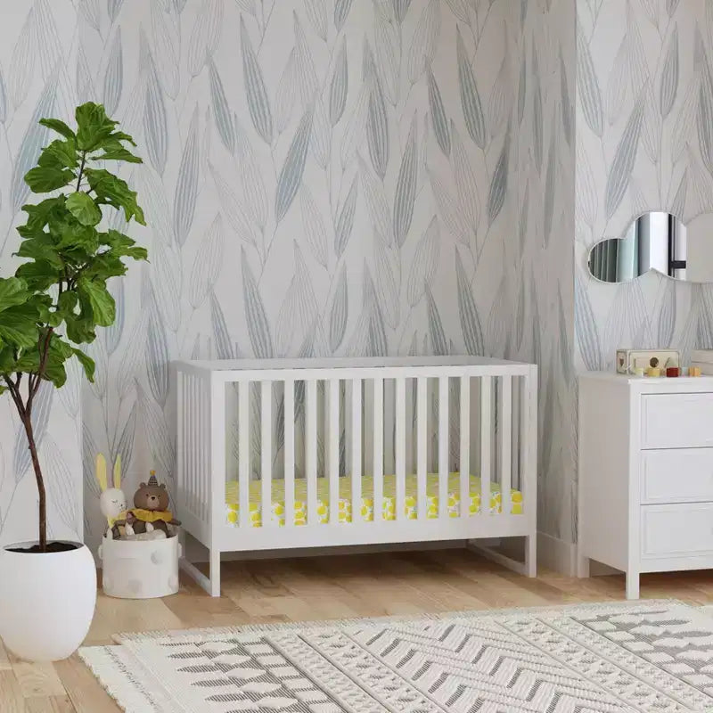 Modernes Babybett aus natürlichem Holz, sicheres Gitterbett fürs Babyzimmer