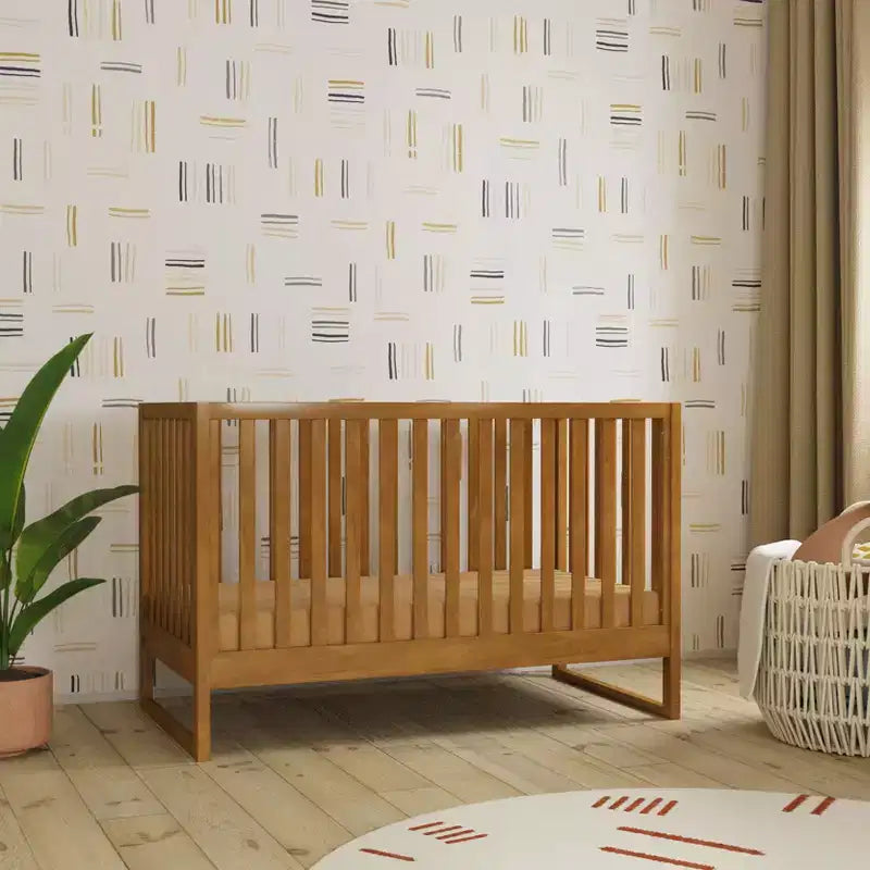 Modernes Babybett aus natürlichem Holz, sicheres Gitterbett fürs Babyzimmer