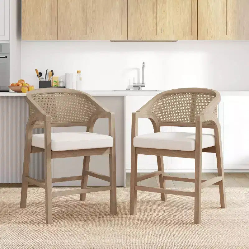 2er-Set Barhocker aus Gummibaumholz, gepolstert, mit geschwungener Rückenlehne im Rohrgeflecht-Design, in heller Esche
