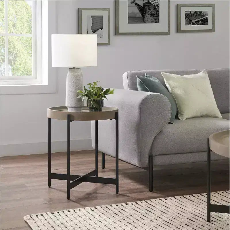 Table d'appoint ronde en bois de 20" avec revêtement effet béton gris, plateau élégant et robuste piètement en X