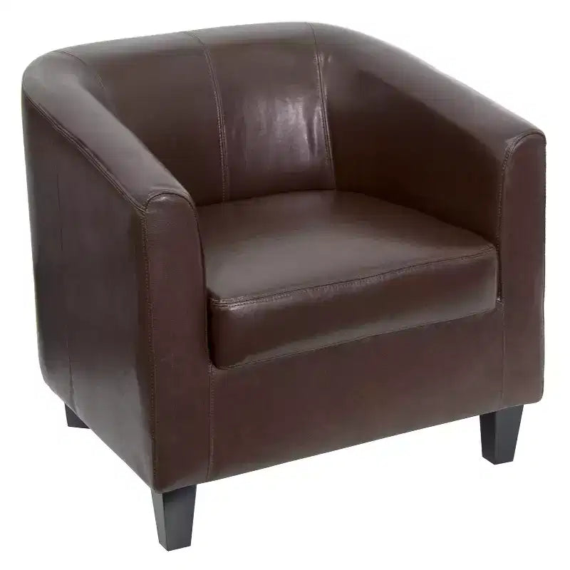 Fauteuil de détente en cuir avec accoudoirs inclinés